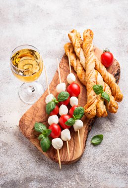 Caprese şiş ve grisini ekmek