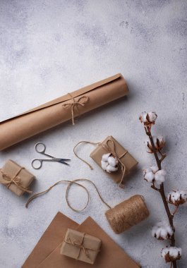 Hediye paketleme işlemi Kraft kağıt kutular.