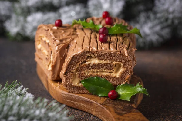 Yule ログのクリスマス ケーキ。伝統的なチョコレートのデザート — ストック写真