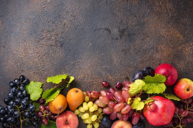 Çeşitli sonbahar meyveleri. Hasat konsepti