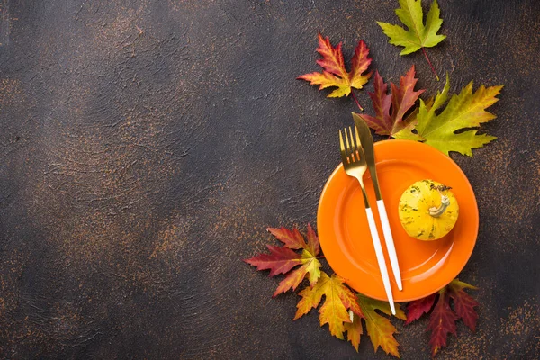 Table d'automne avec feuilles — Photo