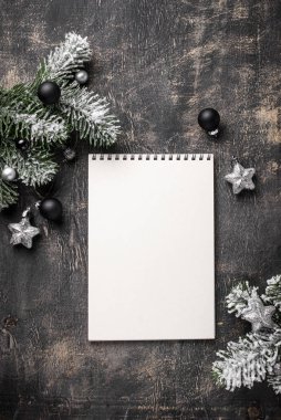 Not defteri olan karanlık bir Noel arkaplanı