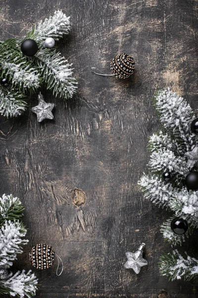 Navidad fondo oscuro con rama de árbol — Foto de Stock