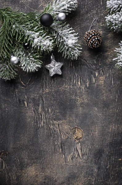 Navidad fondo oscuro con rama de árbol — Foto de Stock