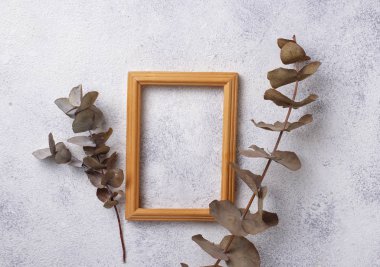 Açık renkli ahşap çerçeve