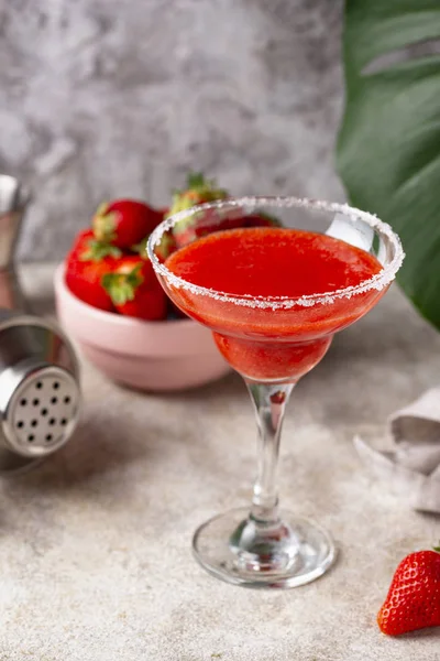 草莓玛格丽塔鸡尾酒在玻璃 — 图库照片