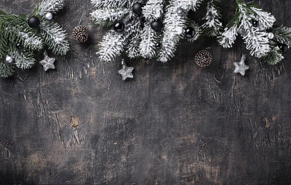 Vánoční tmavé pozadí s větví stromu — Stock fotografie