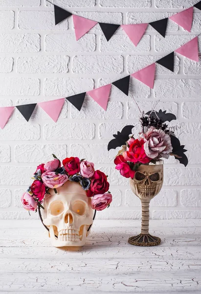 Totenkopf mit Kranz aus rosa Blumen — Stockfoto