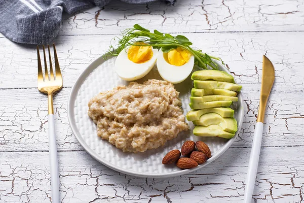 Здоровий збалансований сніданок у тарілці — стокове фото