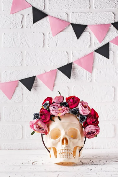 Totenkopf mit Kranz aus rosa Blumen — Stockfoto