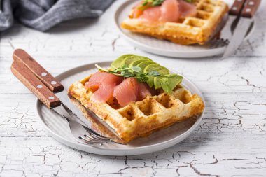 Avokado ile keto peynirli waffle.