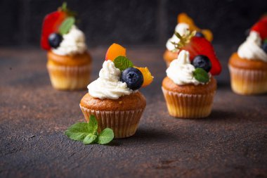 딸기와 크림 컵 케이크