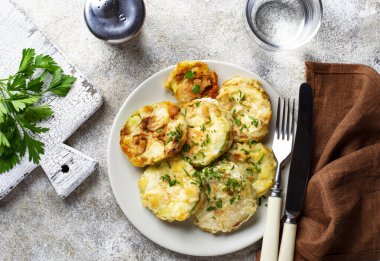 Maydanoz ile kızarmış kabak dilimleri