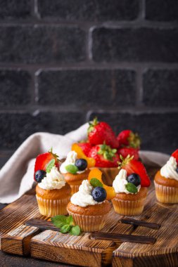 딸기와 크림 컵 케이크