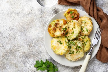 Maydanoz ile kızarmış kabak dilimleri