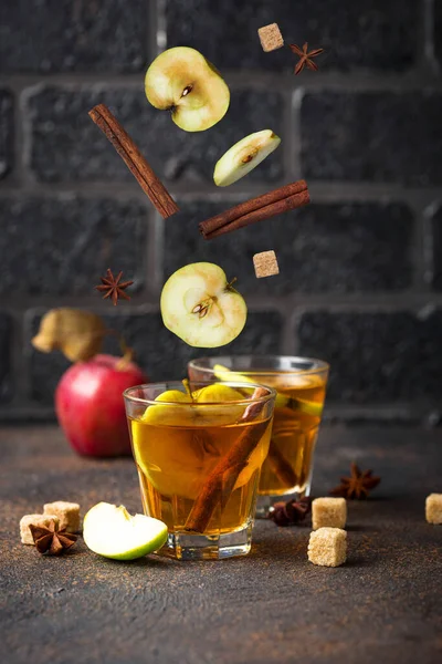 Spicy apple cider, autumn drink — Stock Photo, Image