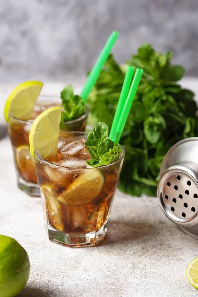 Cuba Libre cocktail med mynta och lime — Stockfoto