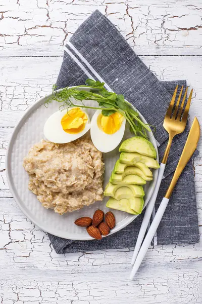 Healthy balanced breakfast in plate — ストック写真