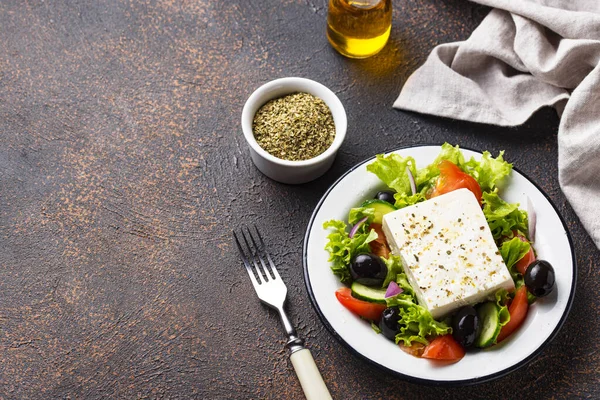 Salada grega tradicional com feta — Fotografia de Stock