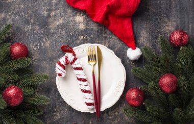Kırmızı dekorlu Noel sofrası