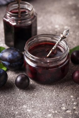 Ev yapımı erik reçeli ile Kavanoz