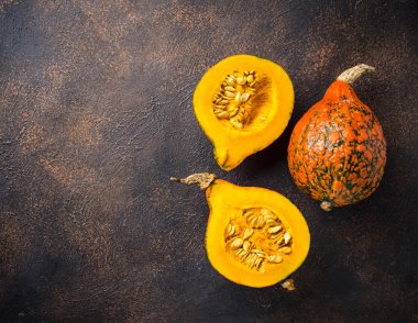 Tohumları ile diseksiyon çiğ hokkaido kabak