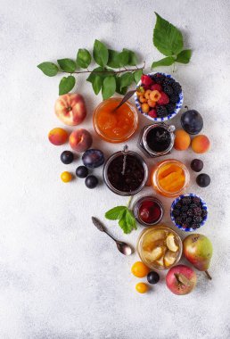 Kavanozlarda farklı reçel çeşitleri