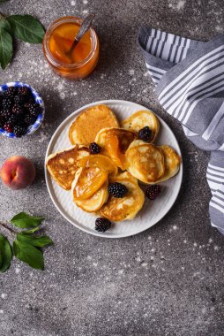 Kayısı reçeli ve dut ile Krep