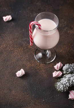 Marşmelovlu pembe Noel kokteyli.