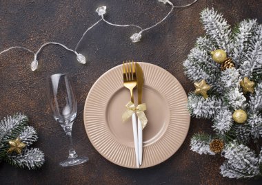 Noel sofrası ve altın dekor