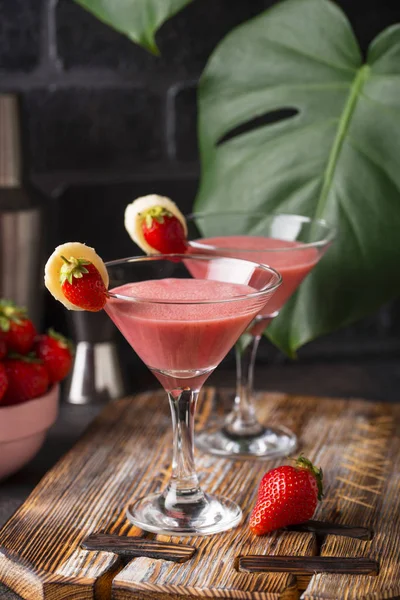 Dulce cóctel alcohólico de fresa de verano —  Fotos de Stock