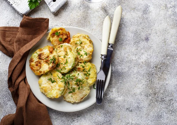 Fried zucchini slices with parsley — Stock Photo, Image