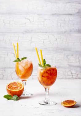 Aperol Spritz, portakal ile Italyan kokteyli