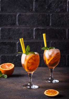 Aperol Spritz, portakal ile Italyan kokteyli