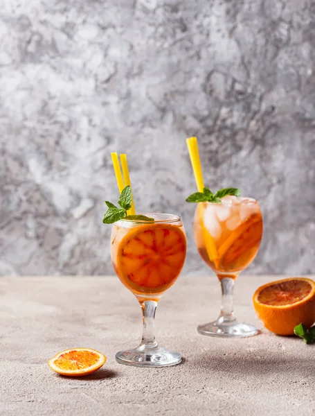 Aperol Spritz, portakal ile Italyan kokteyli — Stok fotoğraf