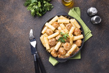 Domates soslu köfteli makarna..