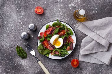 Jambon, domates ve yumurta ile sağlıklı salata