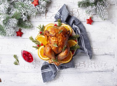 Tatil için fırında hindi veya tavuk.