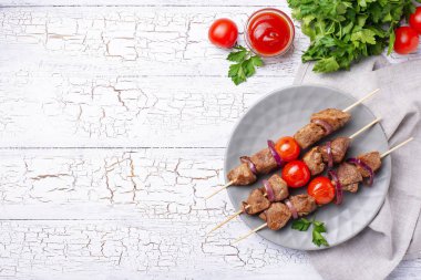 Izgara şiş kebap şişleri domates ile