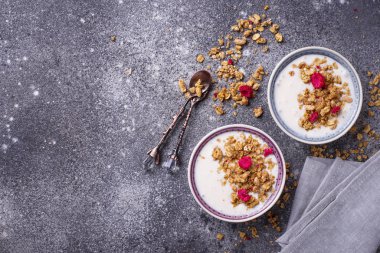 Granola yoğurt ve kurutulmuş frambuaz