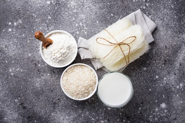 글루텐 무료 쌀 가루, 국수 및 비 유제품 우유 — 스톡 사진
