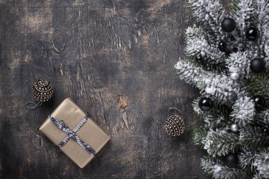 Karanlık arka planda Noel hediyesi kutusu