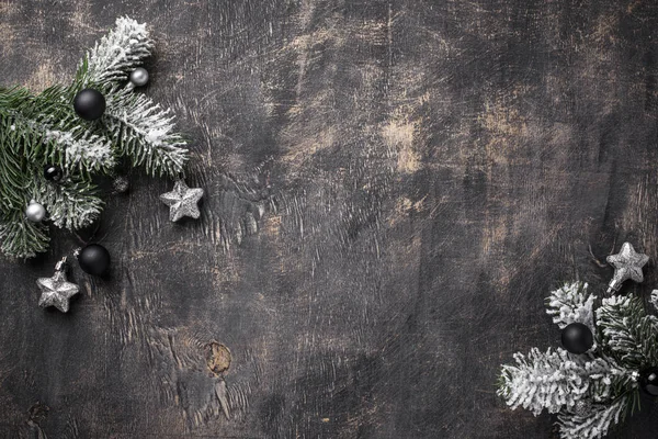 Weihnachten dunklen Hintergrund mit Zweig des Baumes — Stockfoto