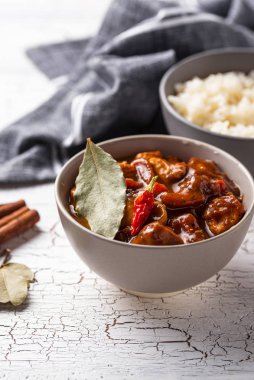 Körili tavuk tikka masala ve pilav.