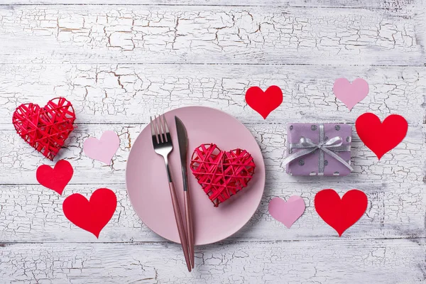 Día de San Valentín mesa con corazones —  Fotos de Stock