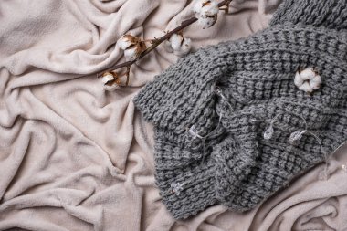 Pamuk dalı ve hafif battaniye