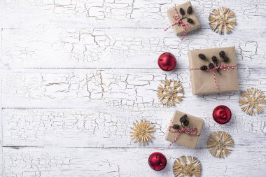 El işi kağıdında hediye kutuları