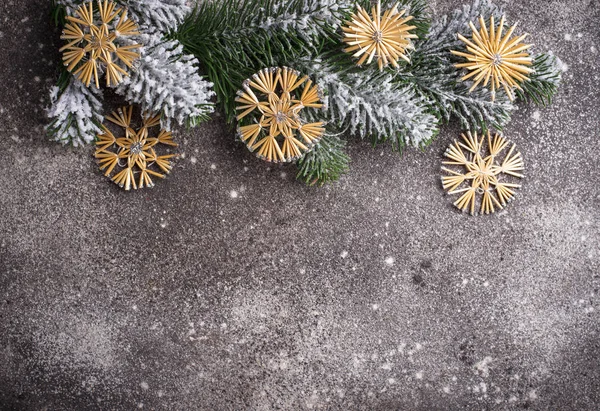 Эко-декор елки из соломы — стоковое фото