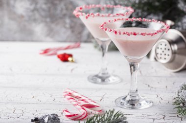 Şeker kamışı kenarlı pembe naneli martini.