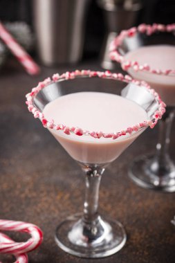 Şeker kamışı kenarlı pembe naneli martini.